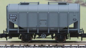 Photo of model courtesy and copyright Dapol