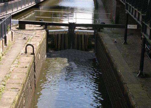 Photo of a lock on the Rochdale canalin 2007