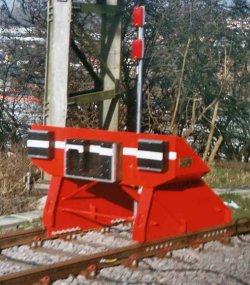 Photo of a modern buffer stop used at Manchester  in 2004