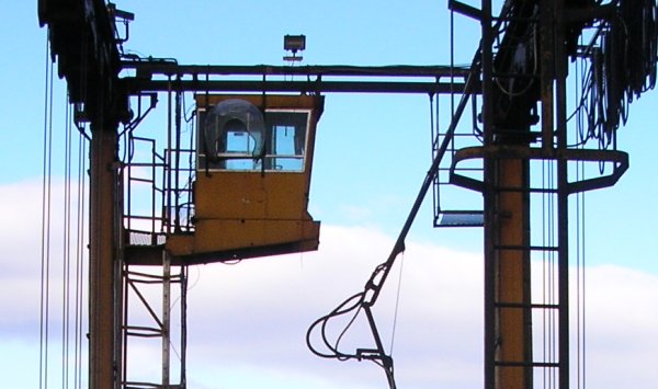 Photo of a smaller type of gantry crane used for Freightliner ISO container services, End view whowing motors and cab